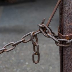 Chain Reaction - 54mm, f/2.8, ISO200, 1/500s