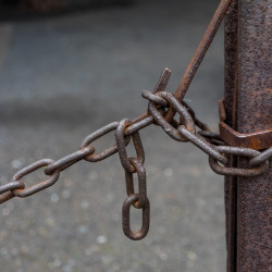 Chain Reaction - 54mm, f/2.8, ISO200, 1/500s